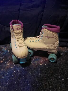 RD Roller Derby White Quad Skates with Purple Lining and Blue Wheels